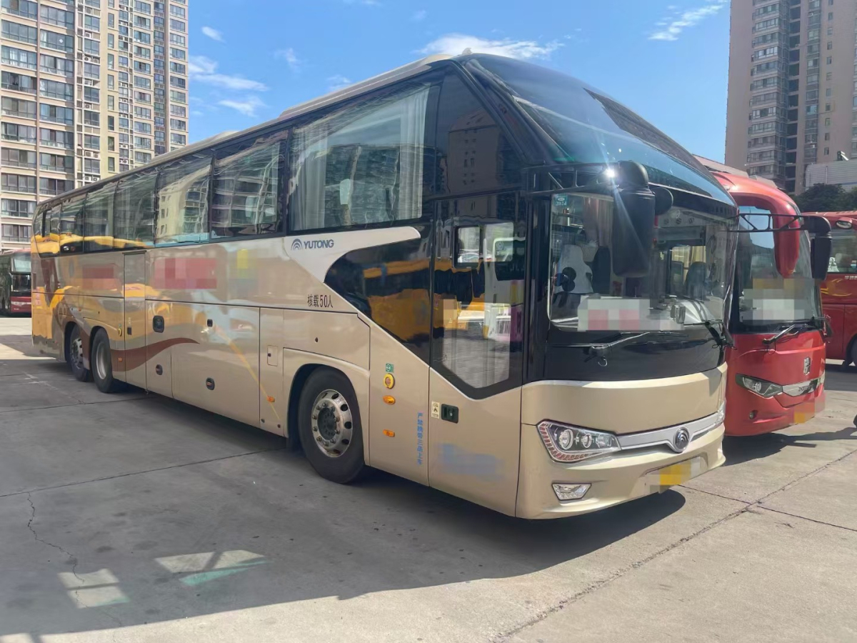 同款三臺(tái)東北配50座后吊輪宇通6148半臥車圖片