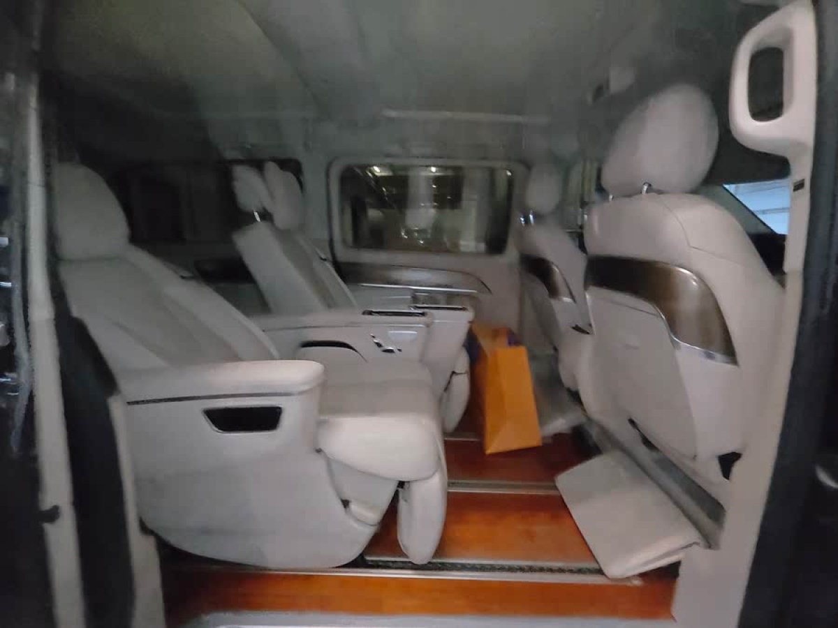 奔馳 V級(jí)  2022款 V 260 L 長(zhǎng)軸距豪華版圖片