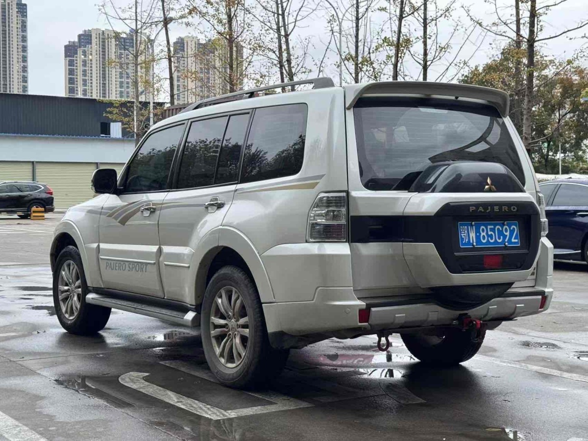 三菱 帕杰罗  2007款 3.8 五门GLS 旗舰天窗版图片