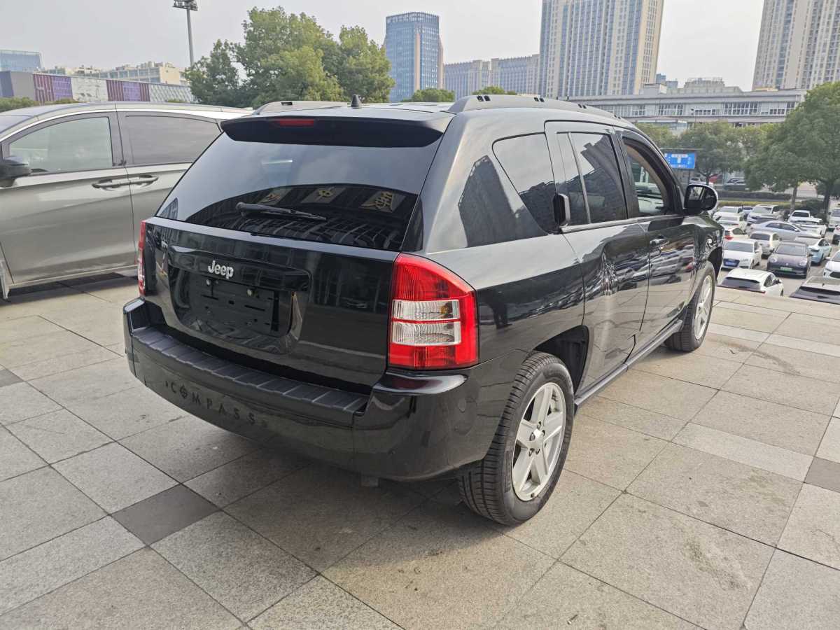 Jeep 指南者  2010款 2.4L 四驅(qū)運(yùn)動(dòng)版圖片