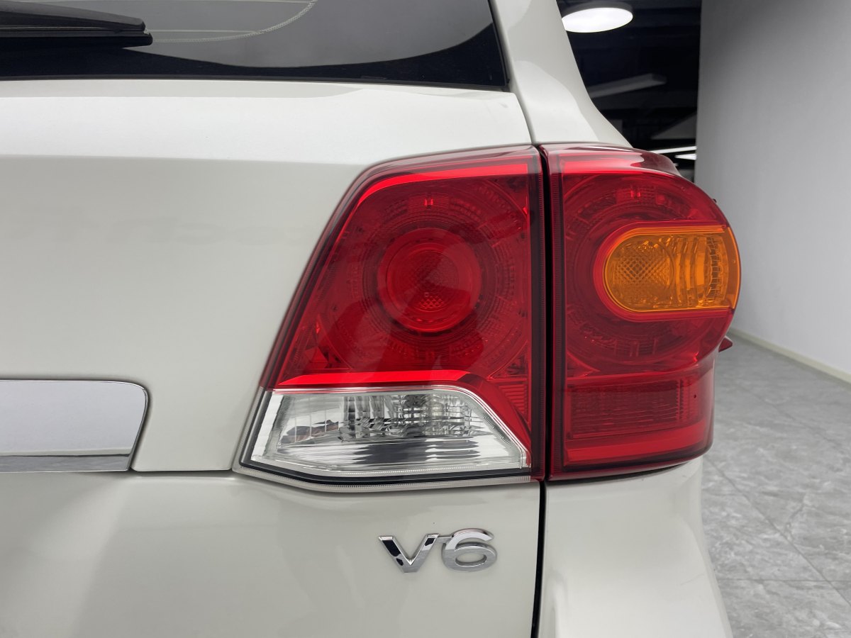 2015年4月丰田 兰德酷路泽  2015款 4.0L V6 中东低配版