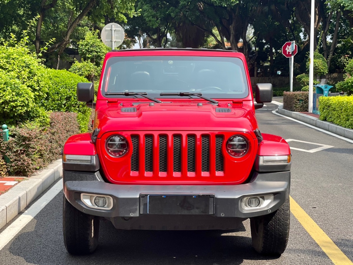 红色jeep车女士图片