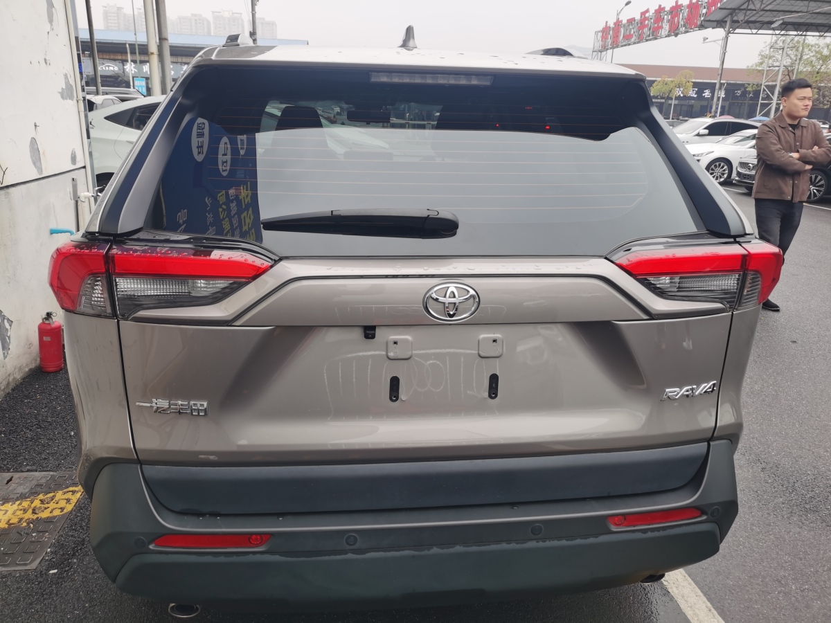 豐田 RAV4  2018款 榮放 2.0L CVT兩驅(qū)風(fēng)尚版圖片