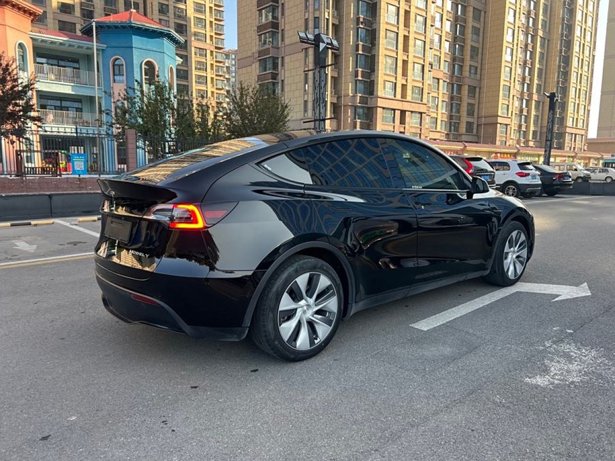 特斯拉 Model Y  2021款 改款 標(biāo)準(zhǔn)續(xù)航后驅(qū)升級版圖片