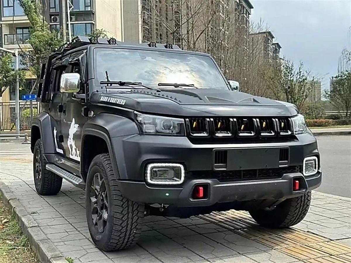 北京 BJ40  2023款 2.0T 自動(dòng)兩驅(qū)城市獵人版?zhèn)b客型圖片