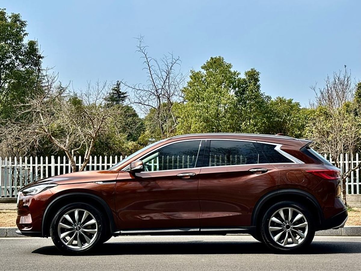 英菲尼迪 QX50  2020款 改款 2.0T 兩驅(qū)時尚版圖片