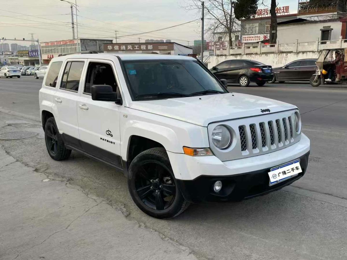 Jeep 自由客  2013款 2.4 炫黑運動版圖片