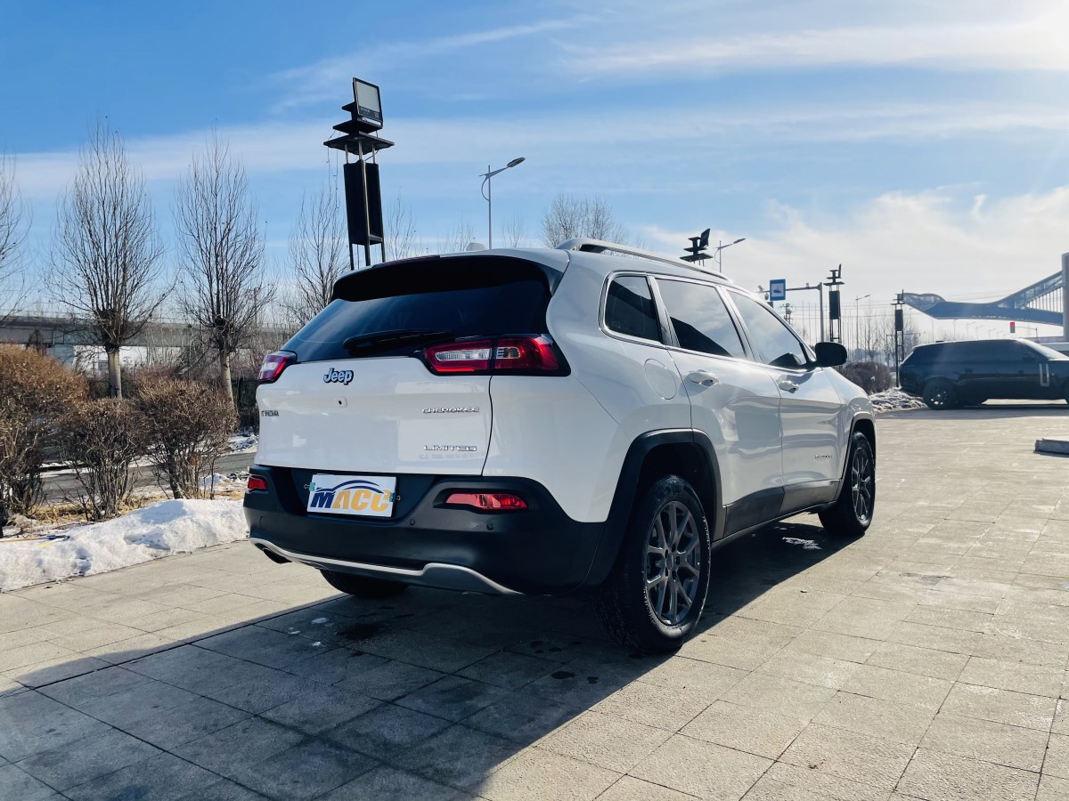 Jeep 自由光  2020款 2.0L 兩驅(qū)經(jīng)典運(yùn)動(dòng)版圖片