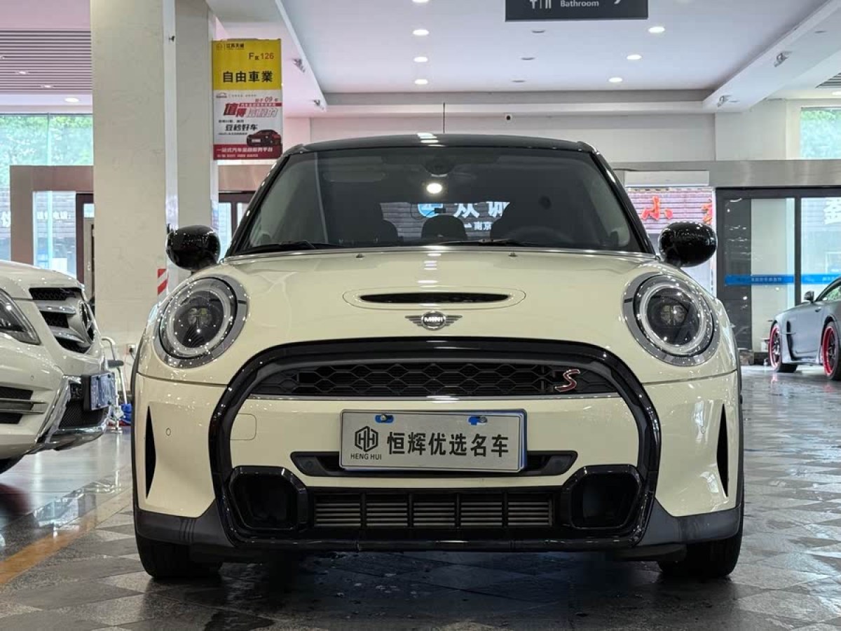MINI MINI  2022款 改款 2.0T COOPER S 經(jīng)典派 五門版圖片