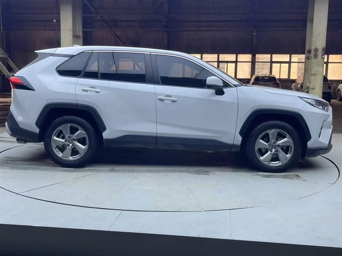 2022年4月豐田 RAV4榮放  2021款 2.0L CVT四驅(qū)風(fēng)尚版