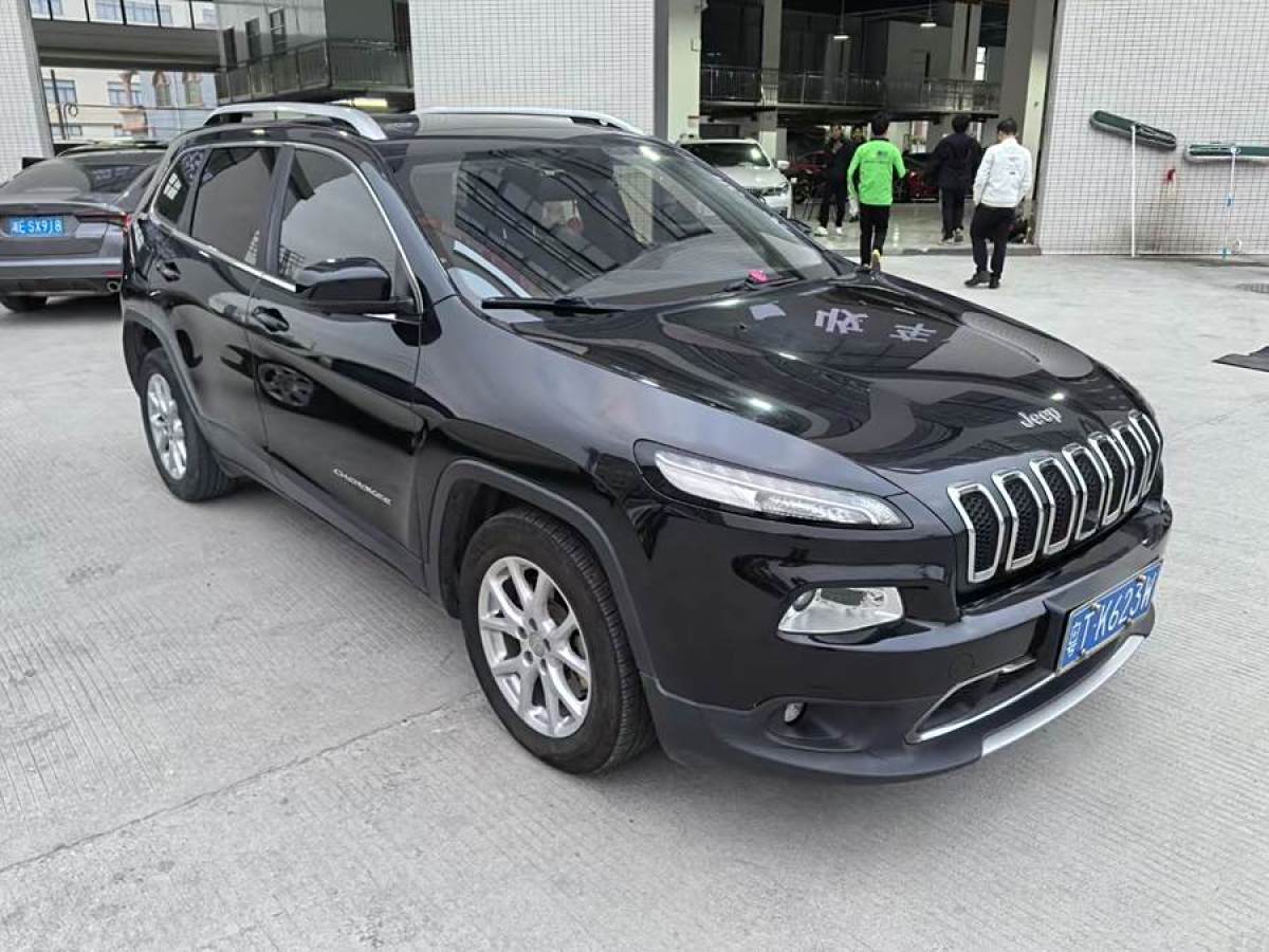 Jeep 自由光  2017款 2.0L 優(yōu)越版圖片