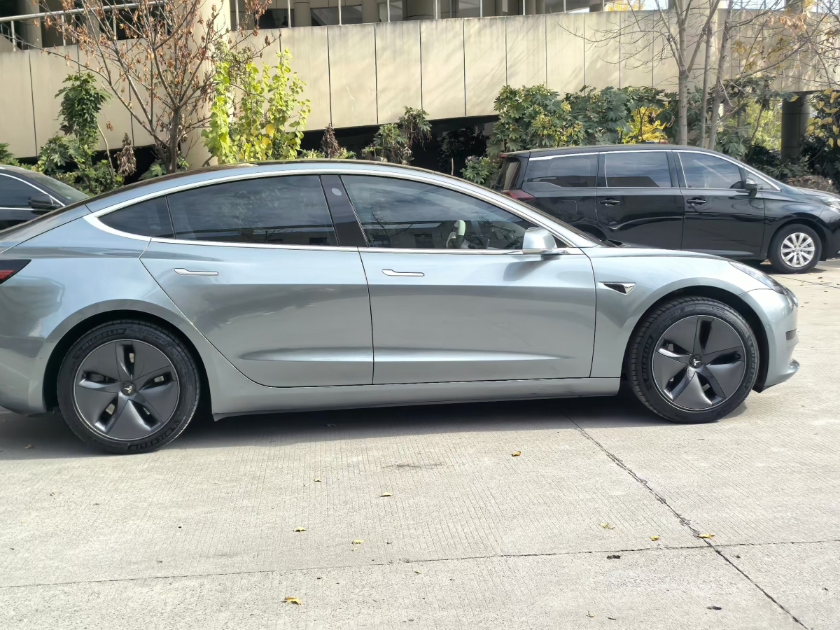 特斯拉 Model 3  2019款 標(biāo)準(zhǔn)續(xù)航后驅(qū)升級版圖片