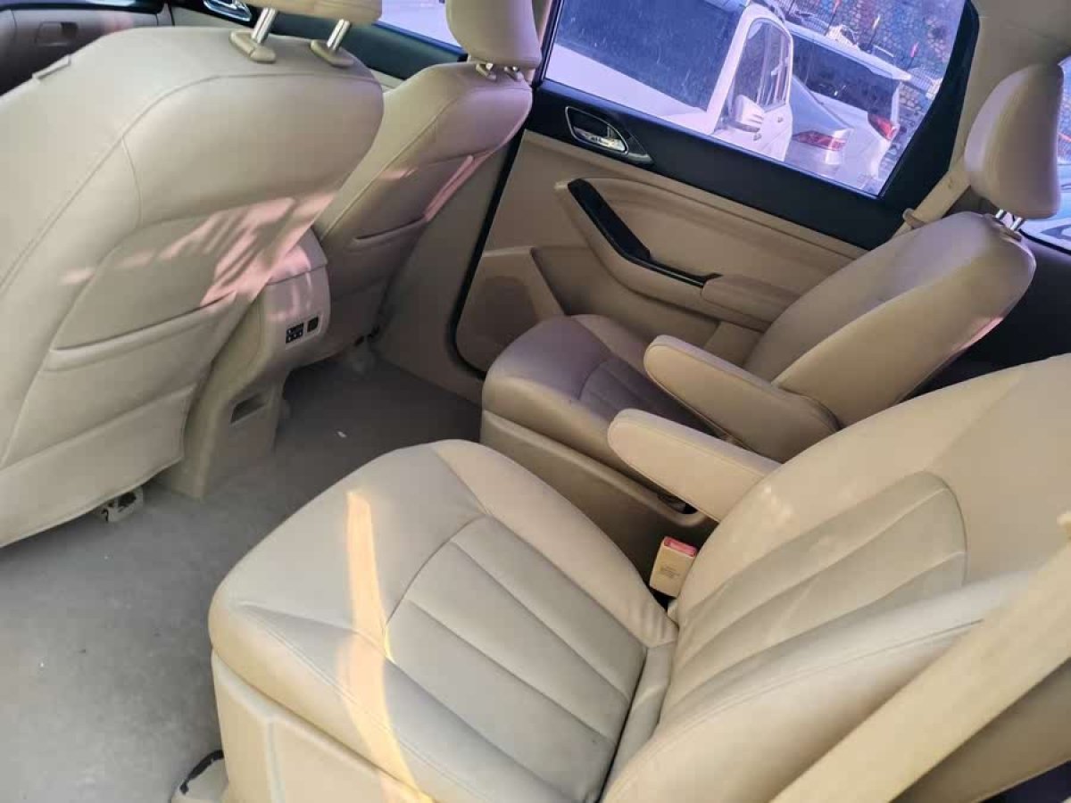 寶駿 730  2014款 1.5L 手動豪華導(dǎo)航ESP版 7座圖片