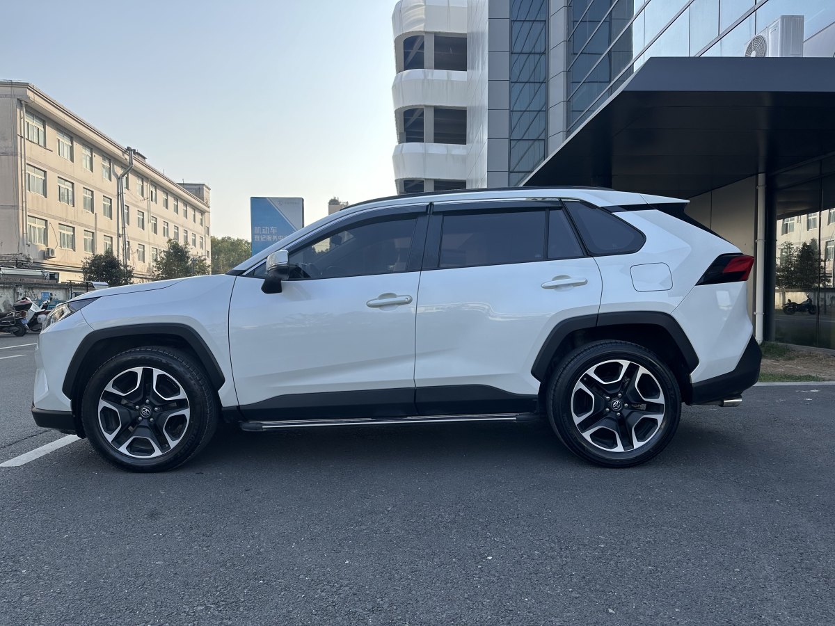 豐田 RAV4  2019款 榮放 2.0L CVT兩驅(qū)先鋒版圖片