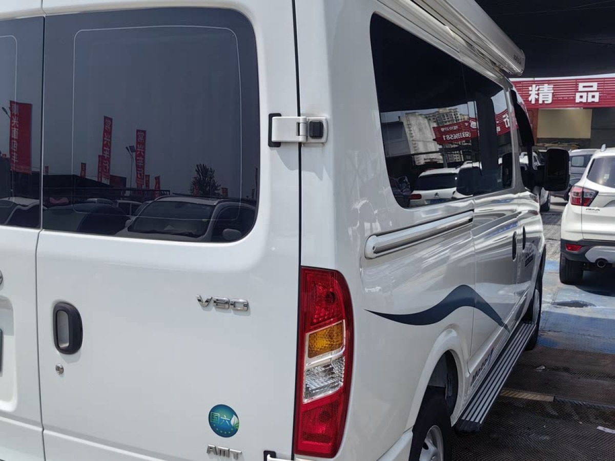 上汽大通 RV80  2021款 2.0T旅行家V80自行式B型房車舒享版橫床圖片