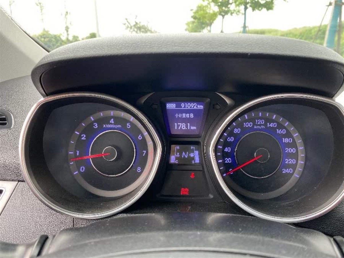 現(xiàn)代 朗動  2013款 1.6L 自動領(lǐng)先型圖片