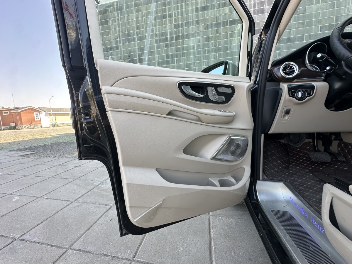 奔馳 V級(jí)  2022款 V 260 領(lǐng)航版圖片