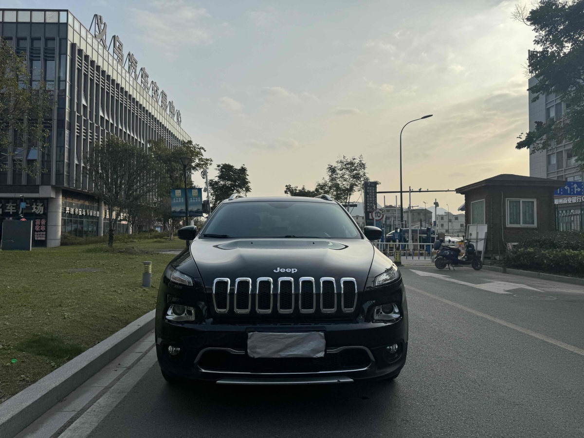 Jeep 自由光  2020款 2.0L 兩驅(qū)經(jīng)典運(yùn)動(dòng)版圖片