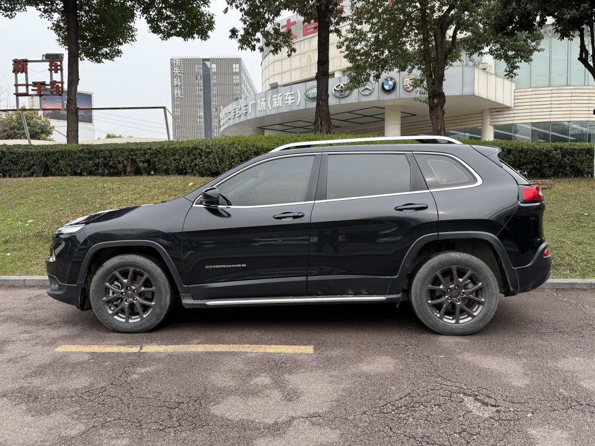 Jeep 自由光  2020款 2.0L 兩驅(qū)經(jīng)典運(yùn)動(dòng)版圖片