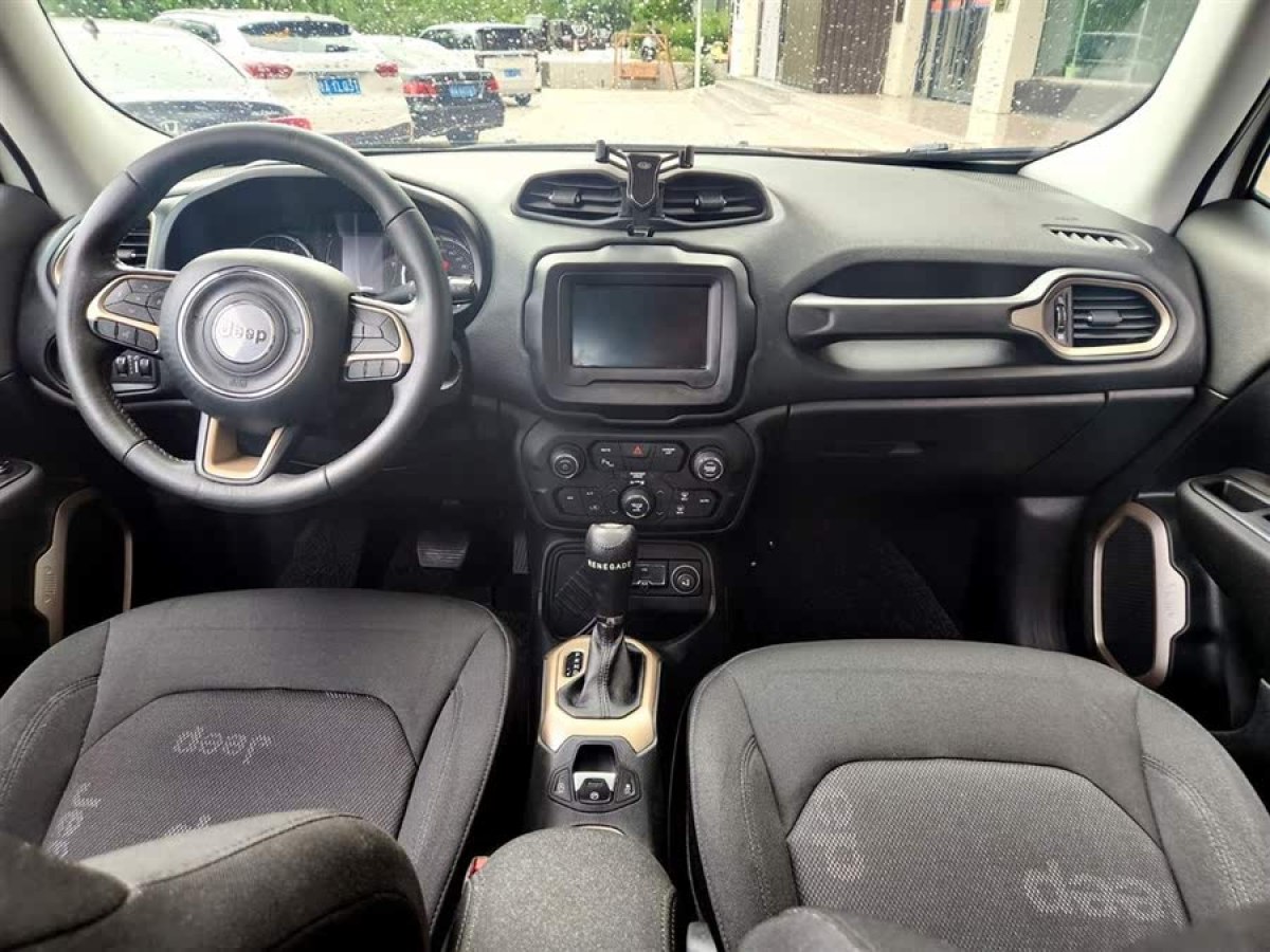 Jeep 自由俠  2019款 220T 自動領(lǐng)先版圖片