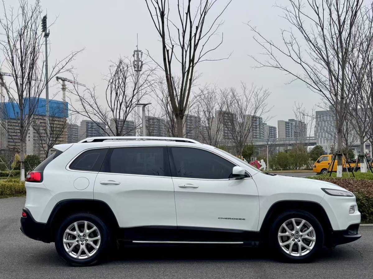 Jeep 自由光  2017款 2.0L 優(yōu)越版圖片