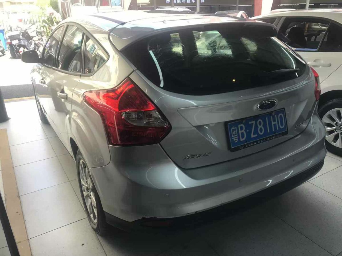 福特 ?？怂? 2014款 兩廂經(jīng)典 1.8L 手動(dòng)酷白典藏版圖片
