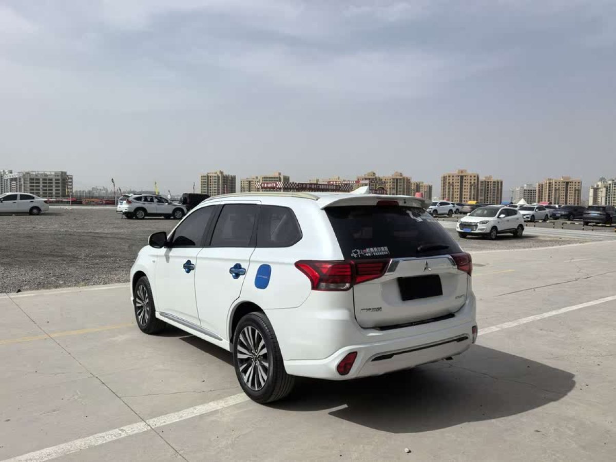 三菱 歐藍德  2021款 改款 2.0L 兩驅(qū)暢行版 5座圖片