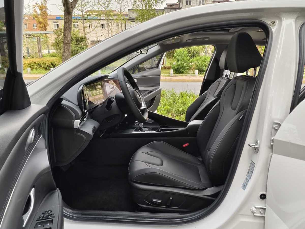 現(xiàn)代 伊蘭特  2021款 1.5L LUX尊貴版圖片