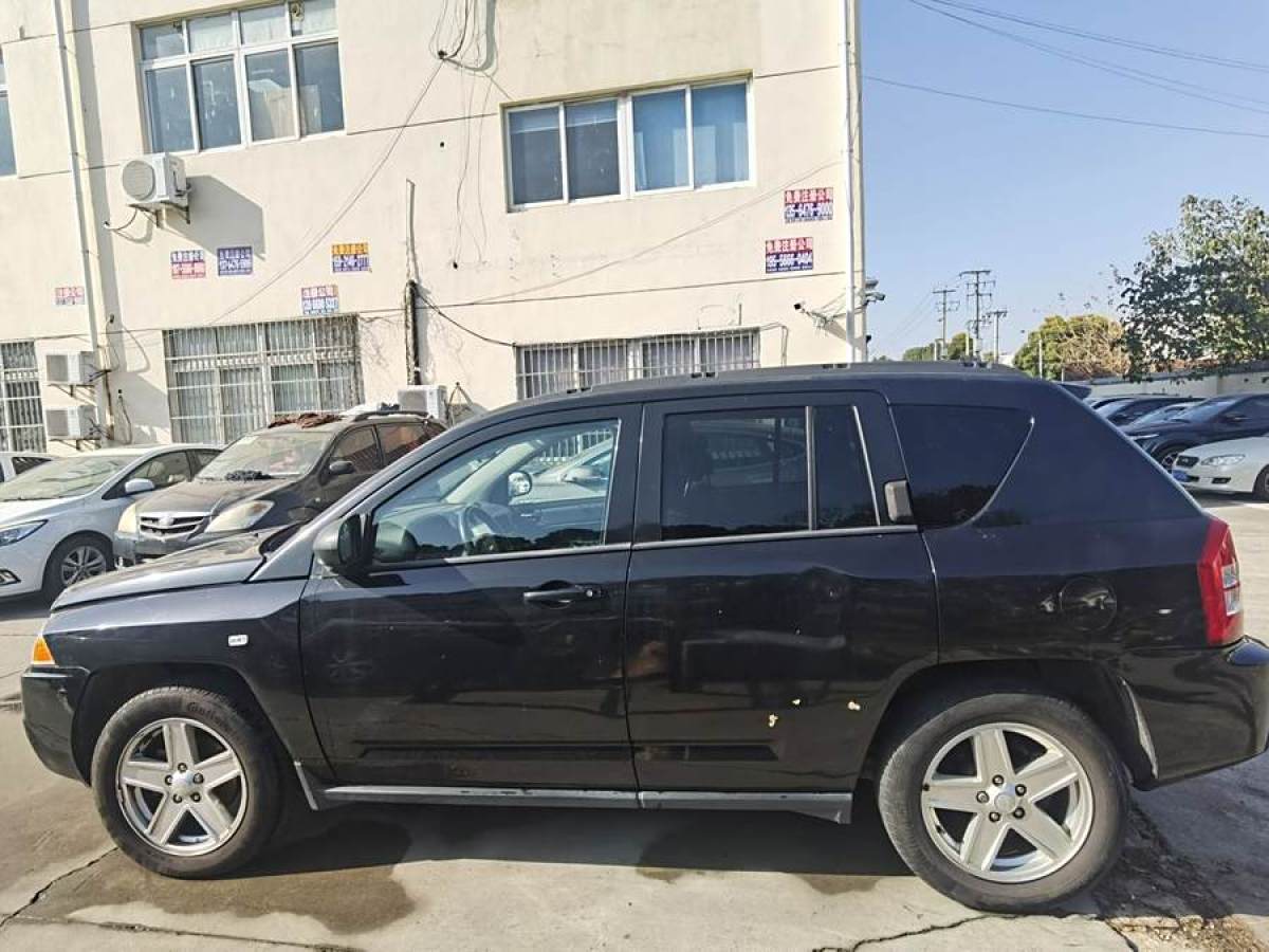 Jeep 指南者  2010款 2.4L 四驅(qū)運(yùn)動版圖片