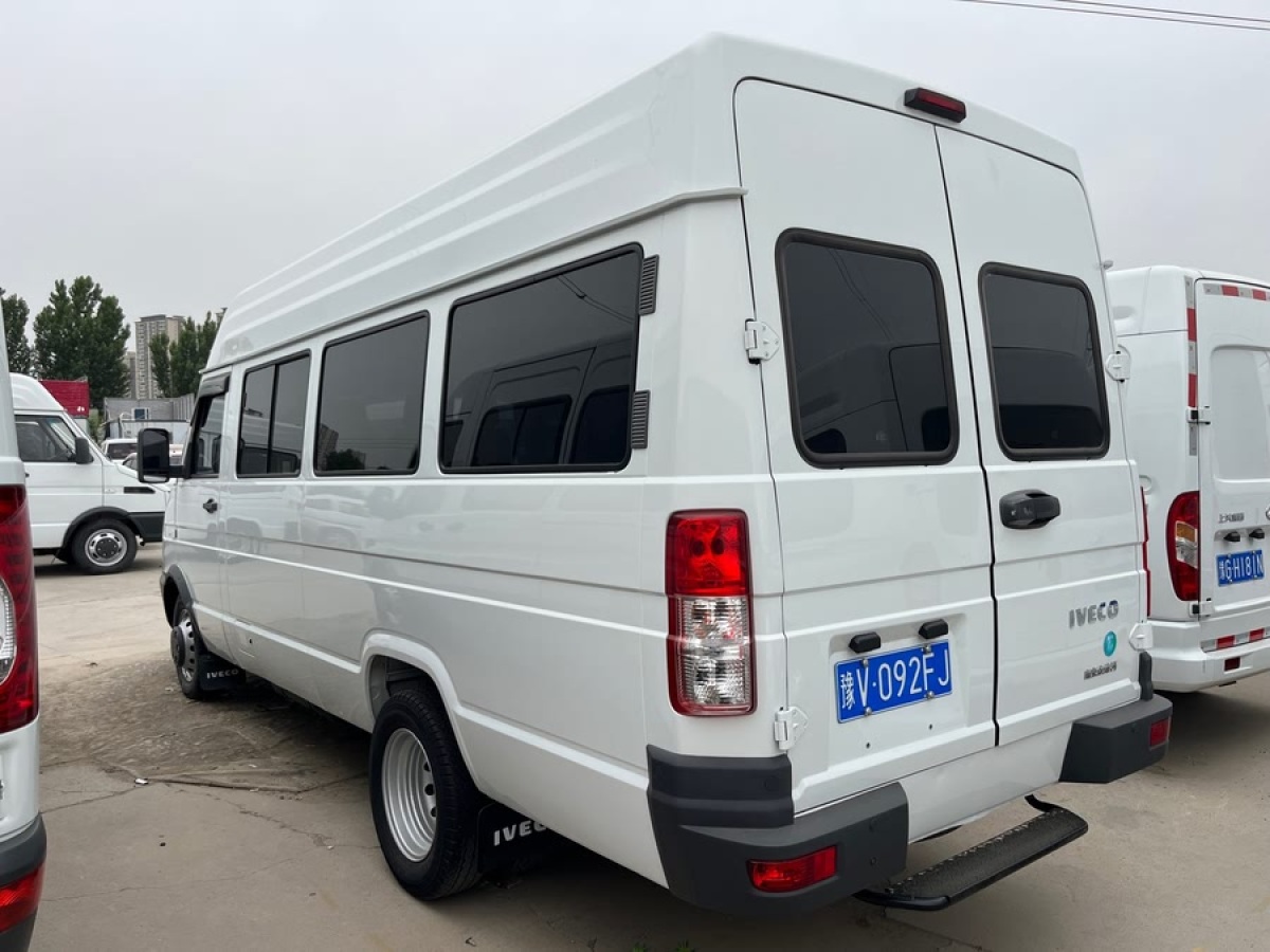 依維柯 得意  2021款 2.5T A40 M1客車5-9座長軸中頂雙胎側(cè)拉門圖片