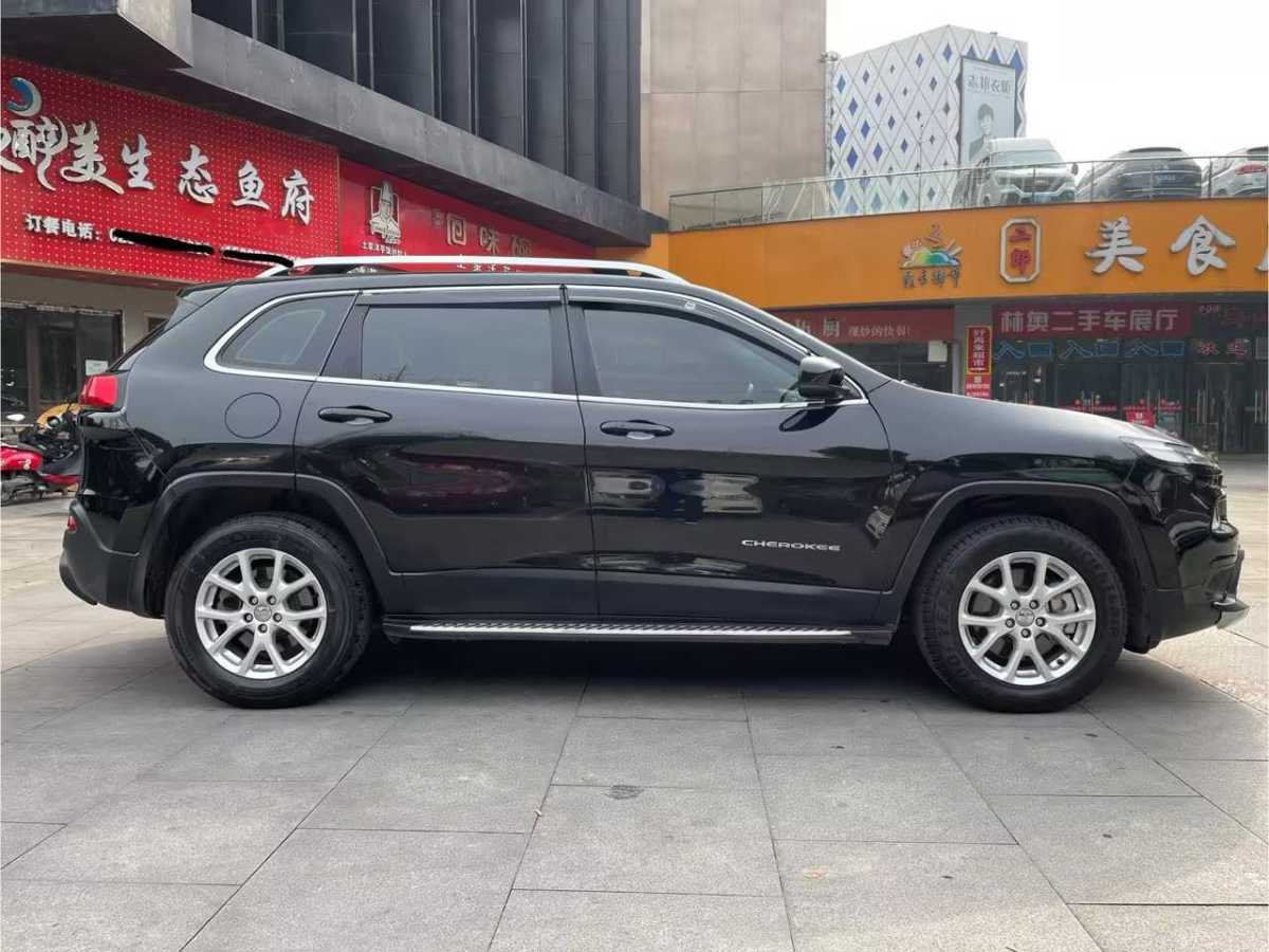 Jeep 自由光  2016款 2.4L 專業(yè)版圖片