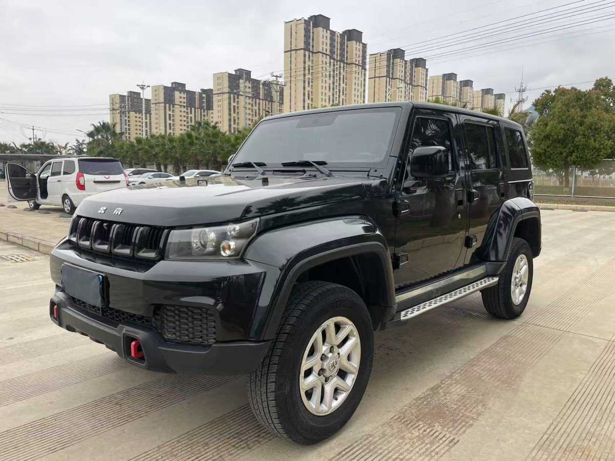 北京 BJ40  2020款 2.0T 自動四驅(qū)城市獵人版?zhèn)b客型圖片