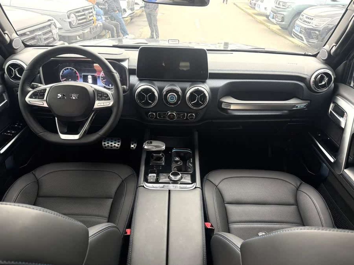 北京 BJ40  2023款 2.0D 自動四驅(qū)刀鋒英雄版?zhèn)b客型圖片