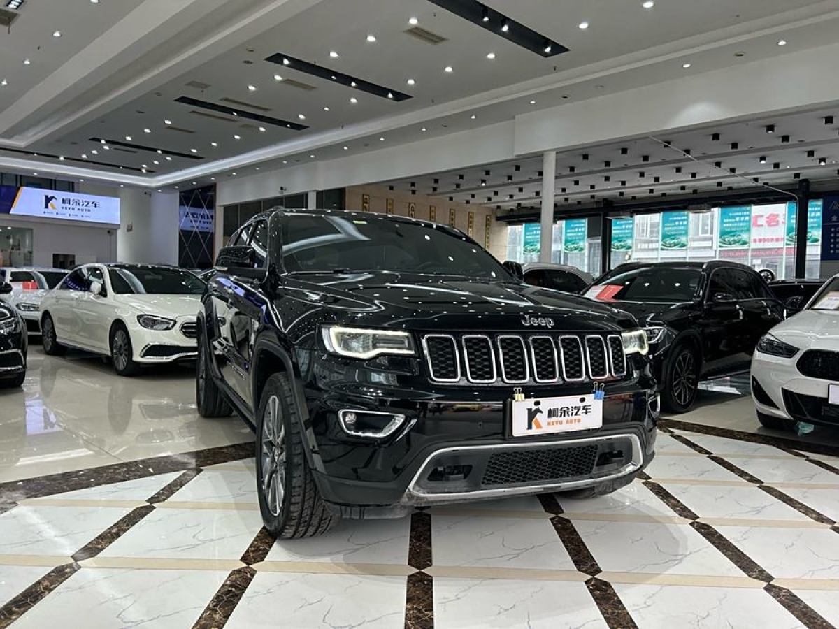 Jeep 大切諾基  2017款 3.0L 舒享導(dǎo)航版圖片