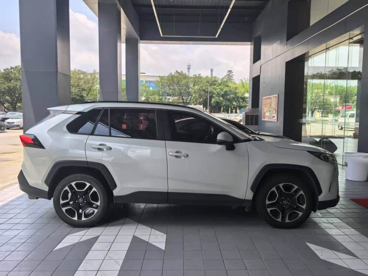 豐田 RAV4榮放  2022款 2.0L CVT兩驅(qū)尊貴版圖片