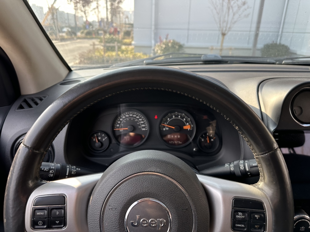 Jeep 指南者  2015款 2.0L 兩驅(qū)運(yùn)動版圖片