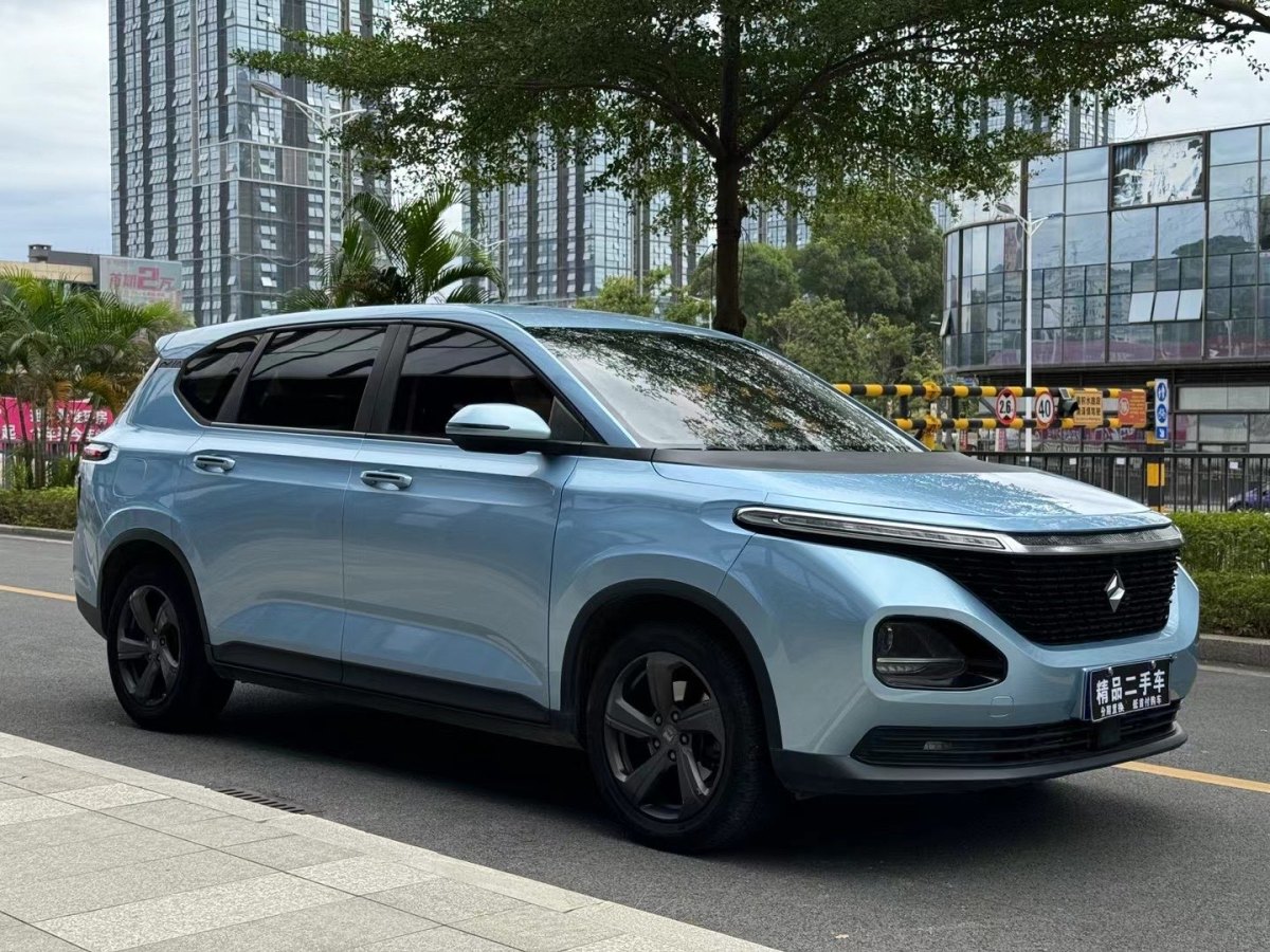 寶駿 RM-5  2019款 1.5L CVT 24小時(shí)在線精英型 6座圖片