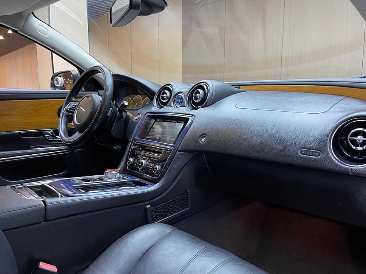 捷豹 XJ  2013款 XJL 2.0T 全景商務(wù)版圖片