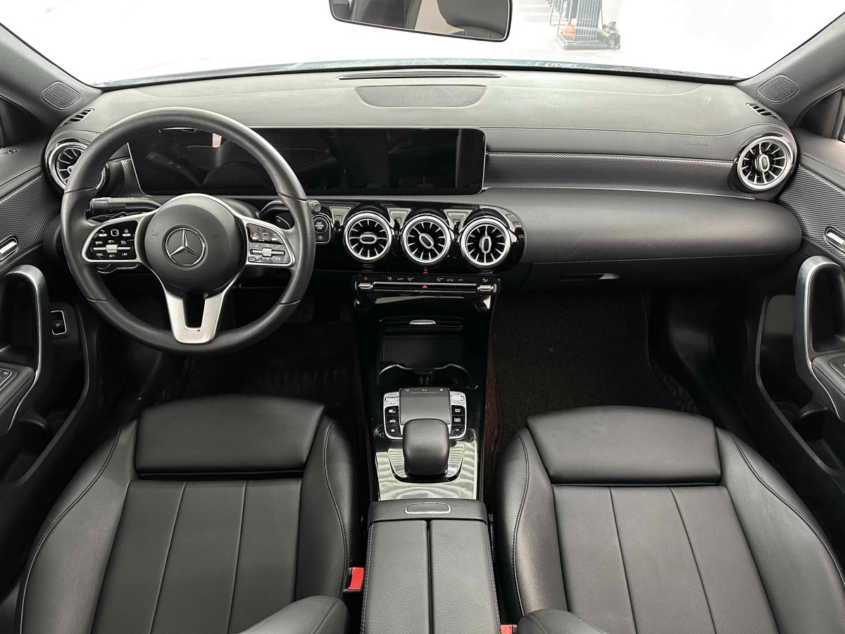 2020年5月奔驰 奔驰A级  2020款 改款 A 200 L 运动轿车动感型