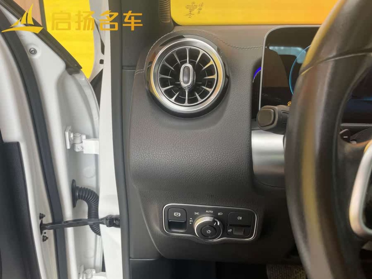 奔馳 奔馳GLB  2020款 改款 GLB 200 時(shí)尚型圖片