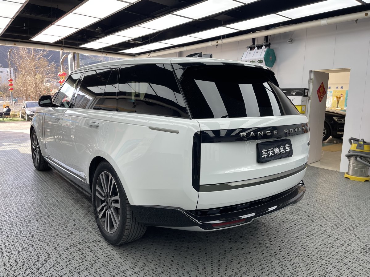 路虎 攬勝  2023款 改款 3.0 L6 400PS 盛世加長(zhǎng)版圖片