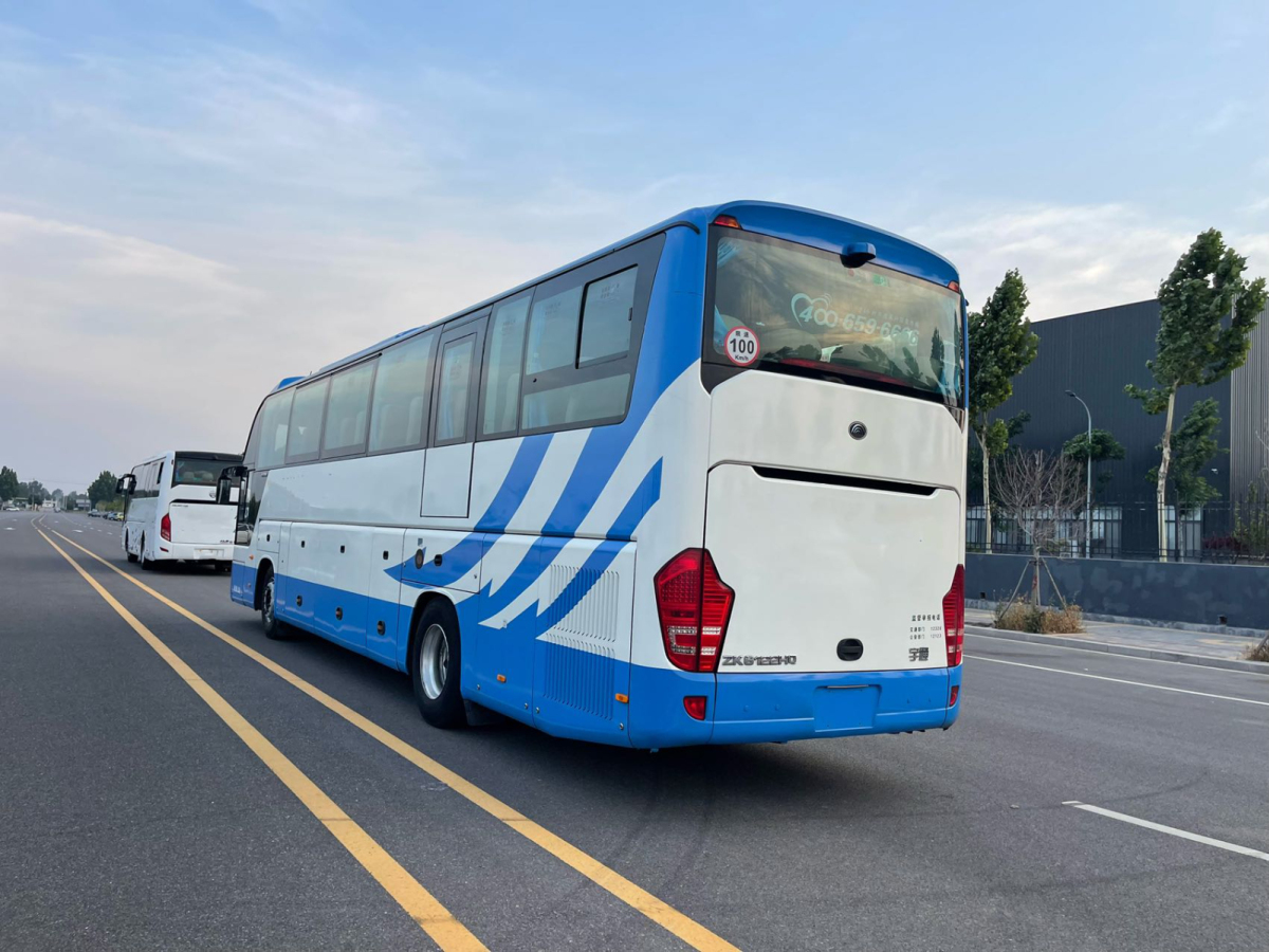 國(guó)五12米33座2+1宇通6122保姆車(chē)圖片