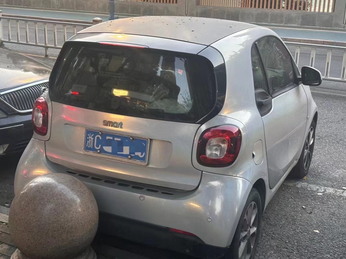 2015年8月smart fortwo  2015款 1.0L 52千瓦硬頂激情版