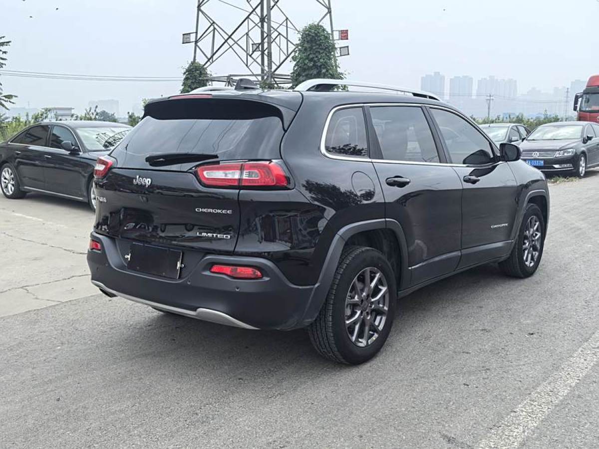 Jeep 自由光  2020款 2.0L 兩驅(qū)經(jīng)典運(yùn)動版圖片