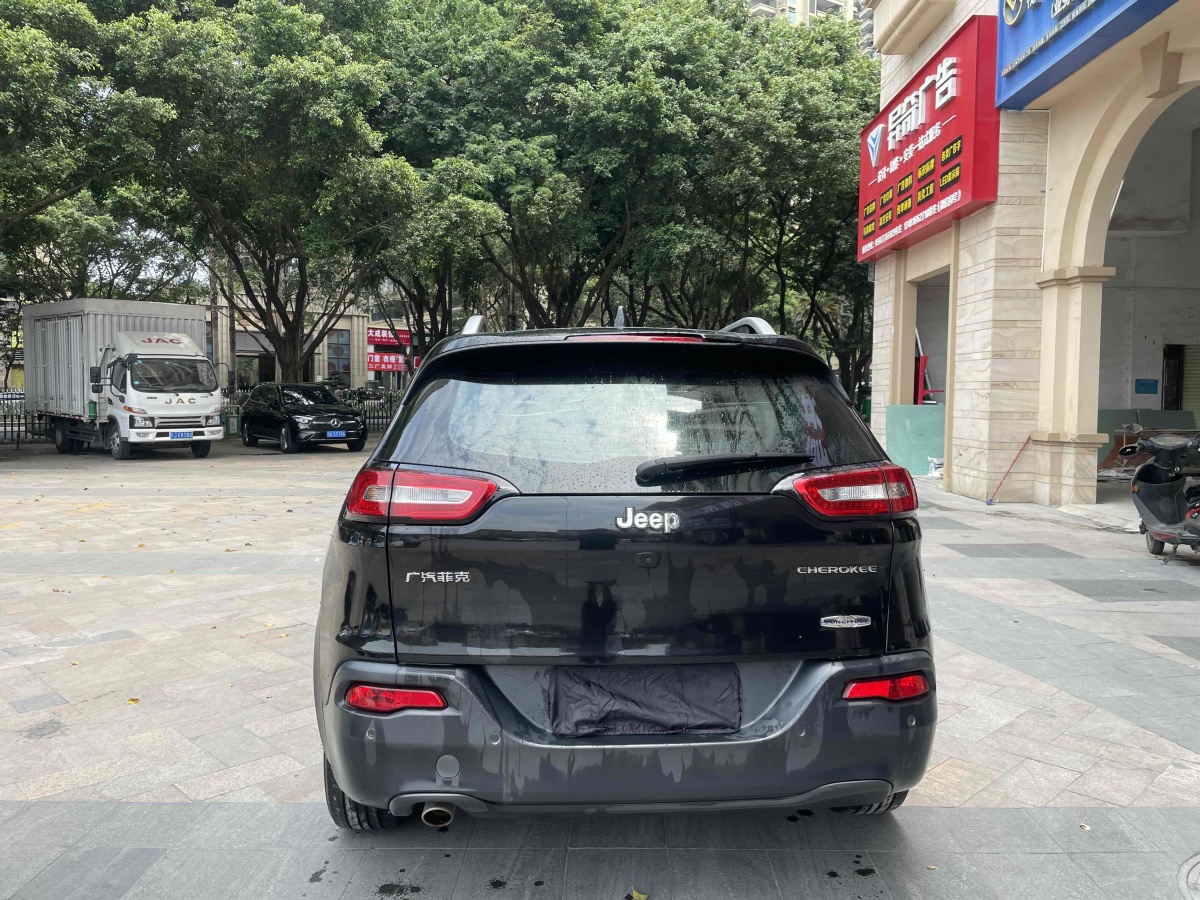 Jeep 自由光  2016款 2.0L 優(yōu)越版圖片
