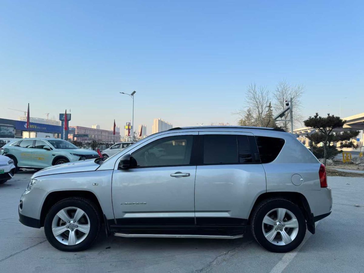 Jeep 指南者  2012款 2.0L 兩驅(qū)豪華版圖片