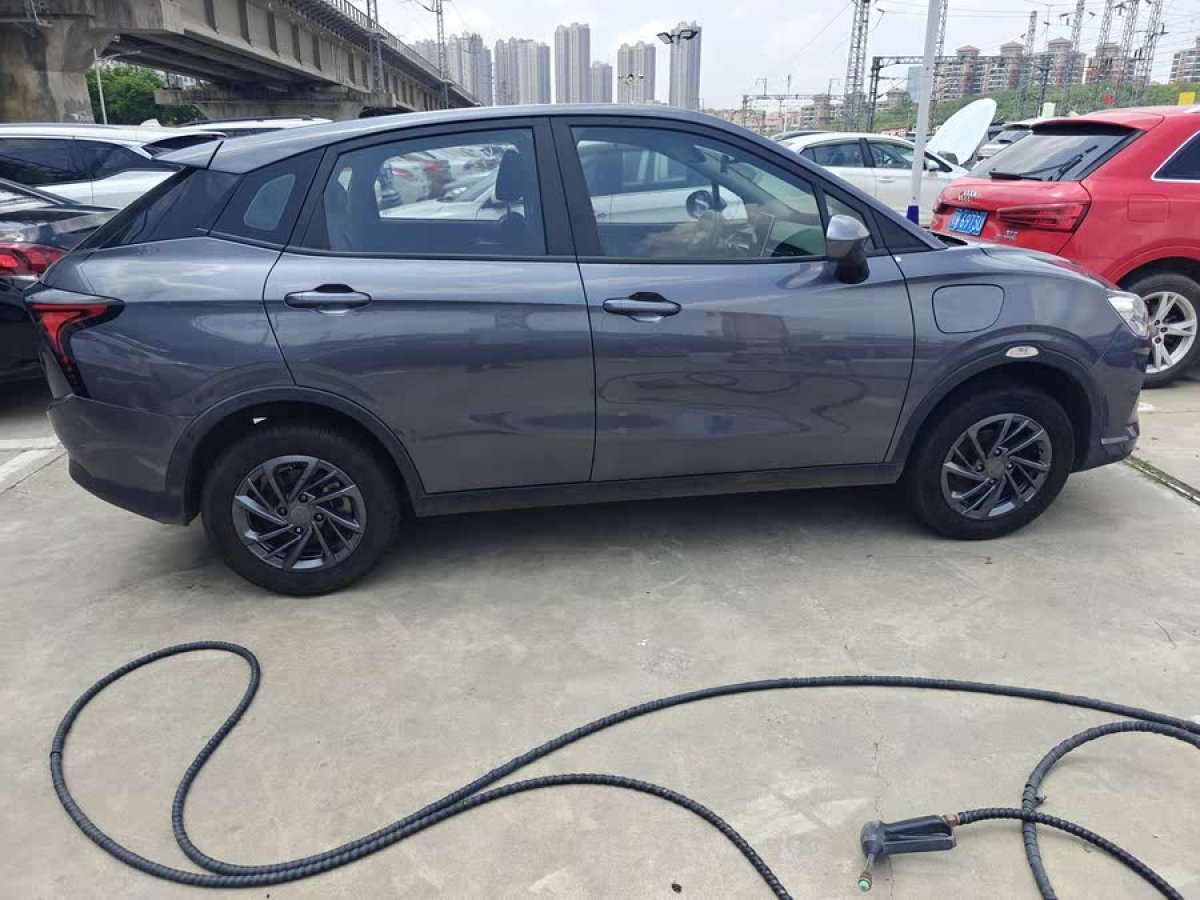 哪吒 哪吒V  2021款 標準續(xù)航版圖片