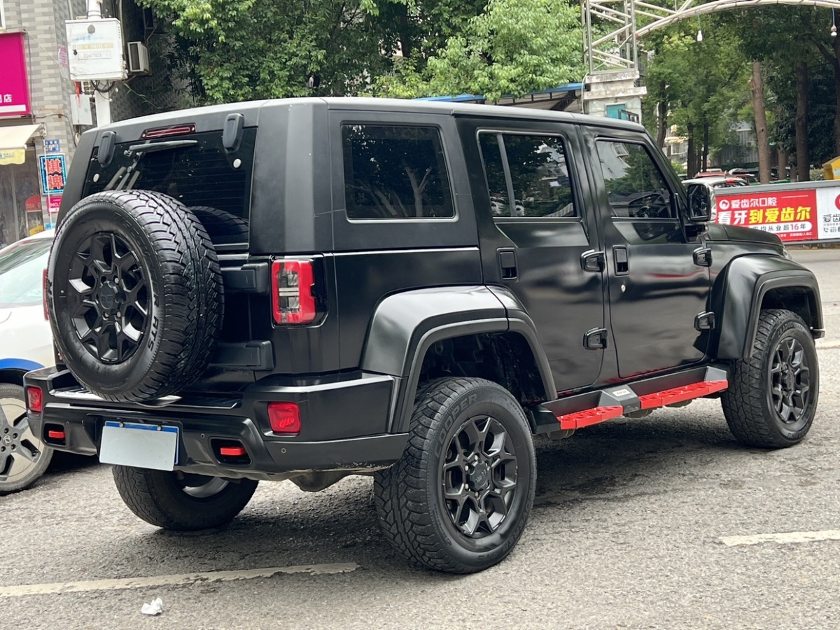 北京 BJ40  2021款 2.0D 自動四驅(qū)刀鋒英雄版先鋒型圖片