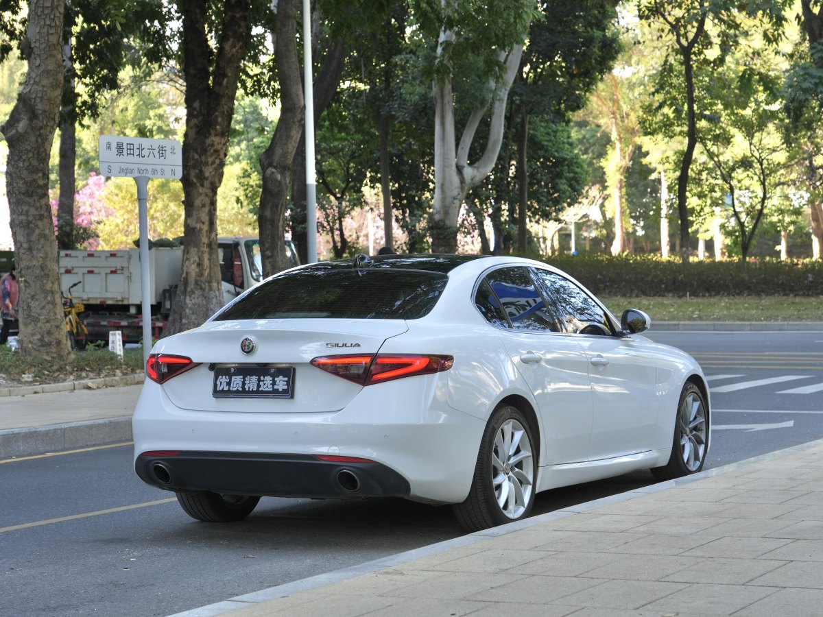 阿爾法·羅密歐 Giulia  2018款 2.0T 280HP 豪華版 碳纖維限量版圖片