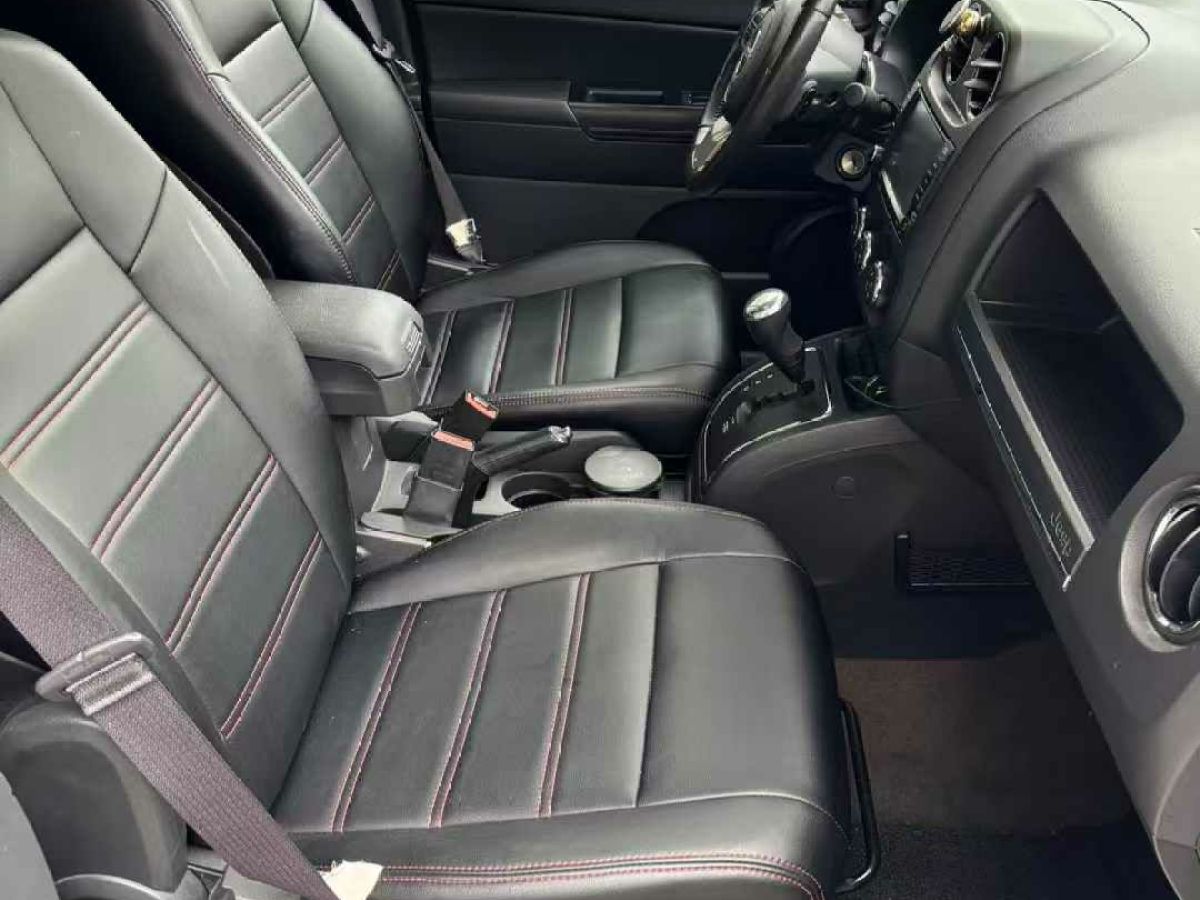 Jeep 指南者  2013款 2.0L 兩驅(qū)炫黑豪華版圖片